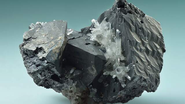 How crystals grow: the crystal systems