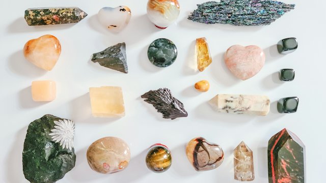 Which gemstones can be worn every day?