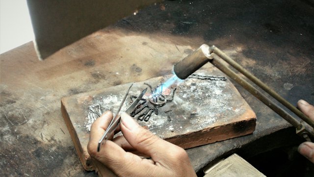 Gold: carat and alloys