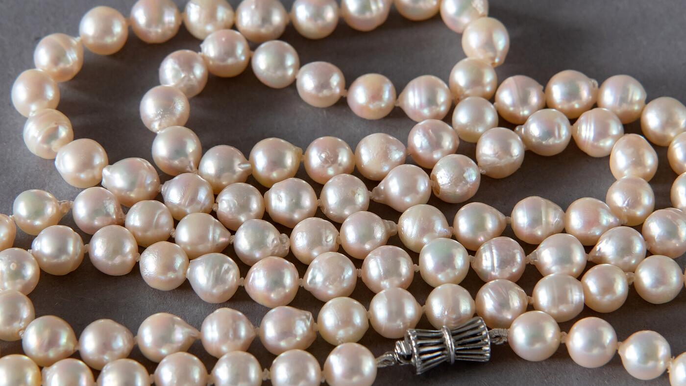 Pearl stringing and knotting