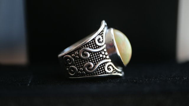 Rose cut, cabochon and raw stones